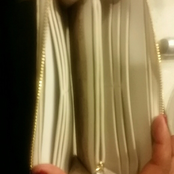 Michael Kors Signature E/W Jet Set Tote & Wallet - Picture 5 of 6